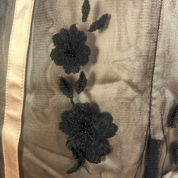 Classy Dress. Size 10 flowers are embroidered. - Picture 6 of 6